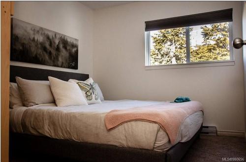 207-695 Castle Crag Cres, Courtenay, BC - Indoor Photo Showing Bedroom