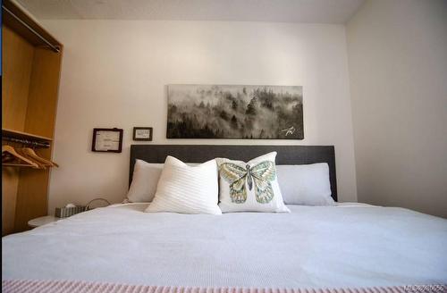 207-695 Castle Crag Cres, Courtenay, BC - Indoor Photo Showing Bedroom