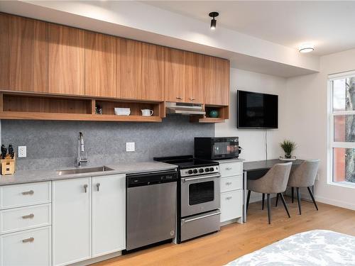 304-629 Speed Ave, Victoria, BC - Indoor Photo Showing Kitchen