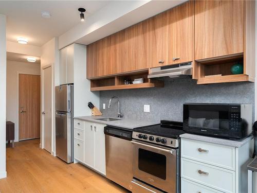 304-629 Speed Ave, Victoria, BC - Indoor Photo Showing Kitchen With Stainless Steel Kitchen