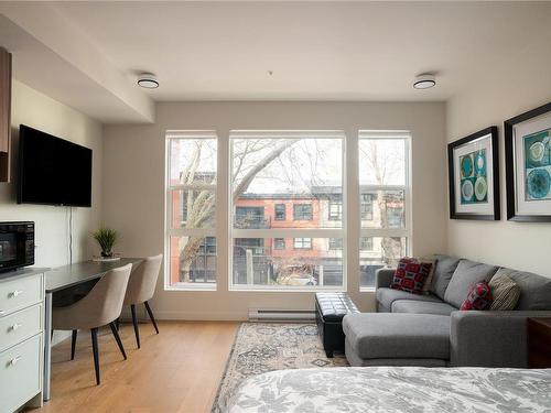 304-629 Speed Ave, Victoria, BC - Indoor Photo Showing Living Room