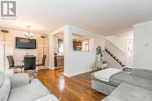 99 Crone Court, Newmarket, ON - Indoor Photo Showing Living Room