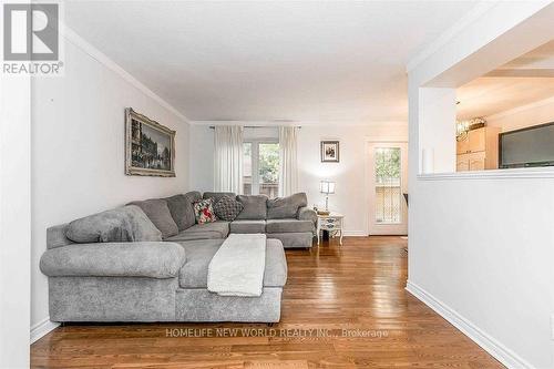 99 Crone Court, Newmarket, ON - Indoor Photo Showing Living Room