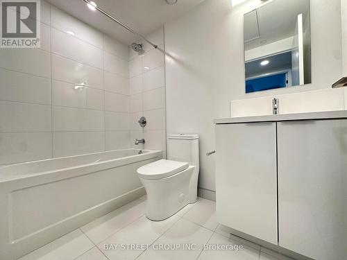 2006 - 238 Simcoe Street, Toronto, ON - Indoor Photo Showing Bathroom