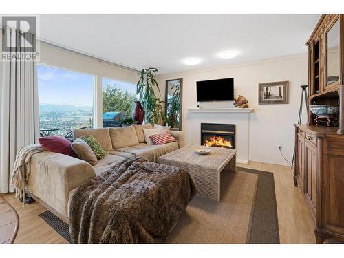 882 Toovey Road, Kelowna, BC - Indoor Photo Showing Living Room With Fireplace