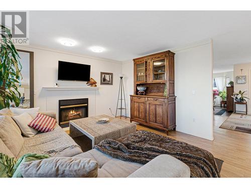 882 Toovey Road, Kelowna, BC - Indoor Photo Showing Living Room With Fireplace