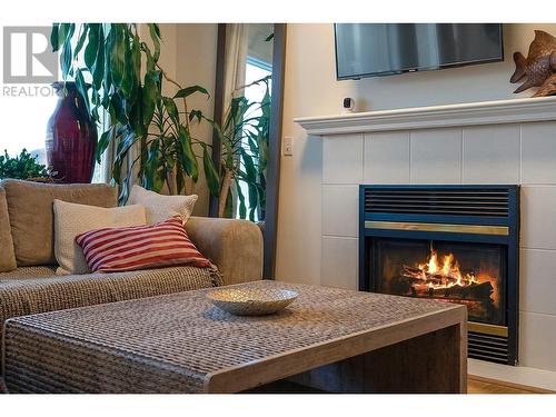 882 Toovey Road, Kelowna, BC - Indoor Photo Showing Living Room With Fireplace