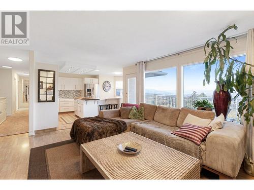 882 Toovey Road, Kelowna, BC - Indoor Photo Showing Living Room