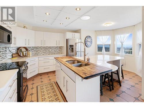 882 Toovey Road, Kelowna, BC - Indoor Photo Showing Kitchen With Double Sink With Upgraded Kitchen