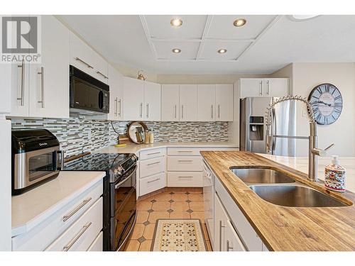 882 Toovey Road, Kelowna, BC - Indoor Photo Showing Kitchen With Double Sink With Upgraded Kitchen