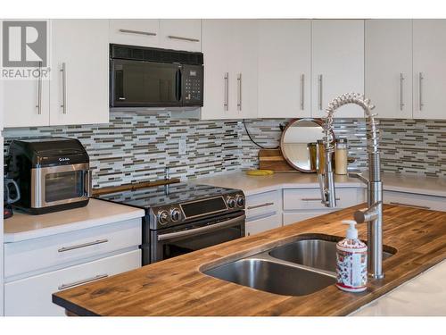 882 Toovey Road, Kelowna, BC - Indoor Photo Showing Kitchen With Double Sink With Upgraded Kitchen