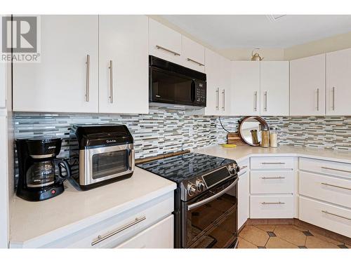 882 Toovey Road, Kelowna, BC - Indoor Photo Showing Kitchen With Upgraded Kitchen