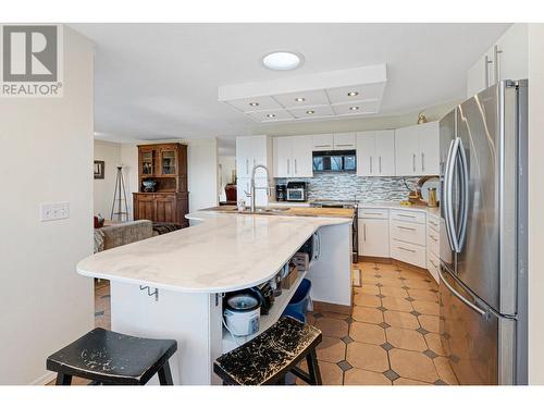 882 Toovey Road, Kelowna, BC - Indoor Photo Showing Kitchen With Upgraded Kitchen