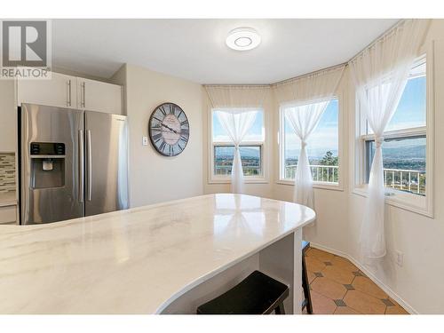 882 Toovey Road, Kelowna, BC - Indoor Photo Showing Kitchen