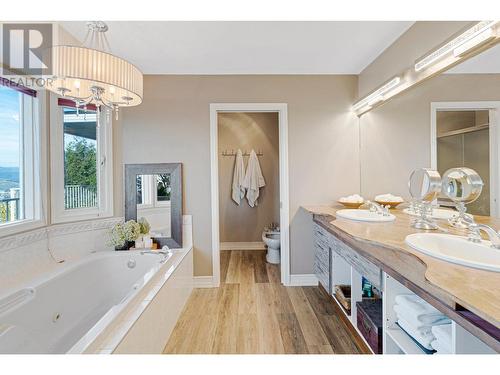 882 Toovey Road, Kelowna, BC - Indoor Photo Showing Bathroom