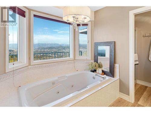 882 Toovey Road, Kelowna, BC - Indoor Photo Showing Bathroom