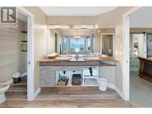 882 Toovey Road, Kelowna, BC - Indoor Photo Showing Bathroom