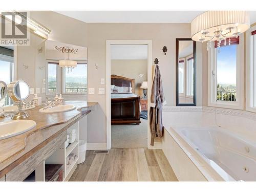 882 Toovey Road, Kelowna, BC - Indoor Photo Showing Bathroom