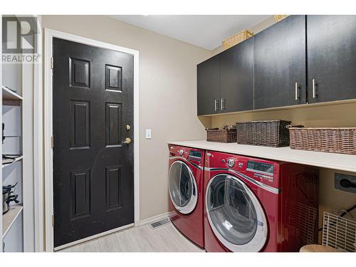 882 Toovey Road, Kelowna, BC - Indoor Photo Showing Laundry Room