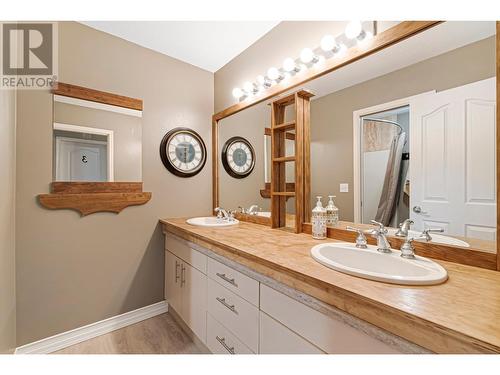 882 Toovey Road, Kelowna, BC - Indoor Photo Showing Bathroom