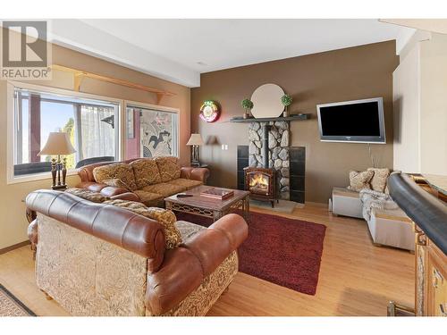 882 Toovey Road, Kelowna, BC - Indoor Photo Showing Living Room With Fireplace