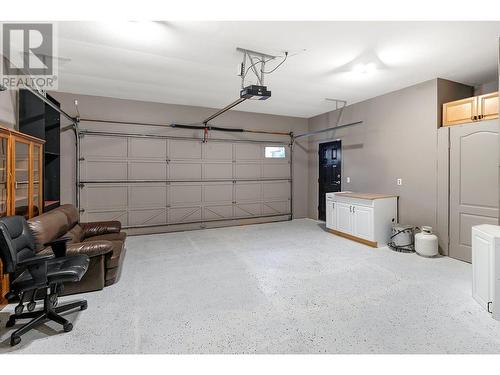 882 Toovey Road, Kelowna, BC - Indoor Photo Showing Garage