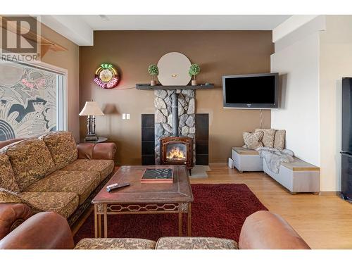 882 Toovey Road, Kelowna, BC - Indoor Photo Showing Living Room With Fireplace