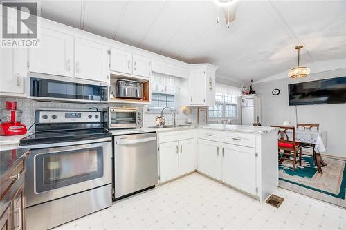 5700 Blackwell Sideroad Unit# 30, Sarnia, ON - Indoor Photo Showing Kitchen