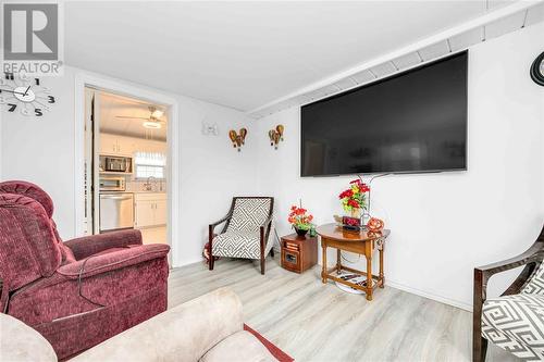 5700 Blackwell Sideroad Unit# 30, Sarnia, ON - Indoor Photo Showing Living Room