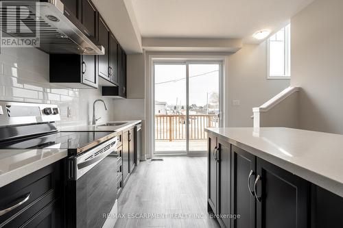 22 Hollywood Court, Cambridge, ON - Indoor Photo Showing Kitchen With Upgraded Kitchen