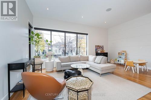 323 Douglas Avenue, Toronto, ON - Indoor Photo Showing Living Room