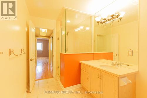 12 Routliffe Lane, Toronto, ON - Indoor Photo Showing Bathroom