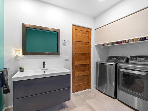 Powder room - 2234 Rue St-Jean-Baptiste, L'Ancienne-Lorette, QC - Indoor Photo Showing Laundry Room