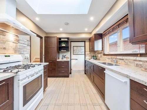 781 Hillcrest Rd, Pickering, ON - Indoor Photo Showing Kitchen With Double Sink