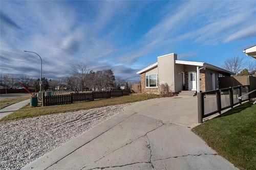 832 Bairdmore Blvd, Winnipeg, MB 