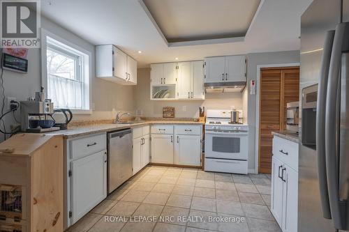 5062 Maple Street, Niagara Falls (211 - Cherrywood), ON - Indoor Photo Showing Kitchen