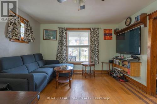 5062 Maple Street, Niagara Falls (211 - Cherrywood), ON - Indoor Photo Showing Living Room