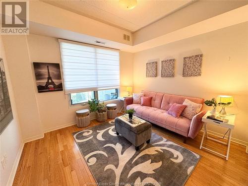 4789 Riverside Drive East Unit# 403, Windsor, ON - Indoor Photo Showing Living Room