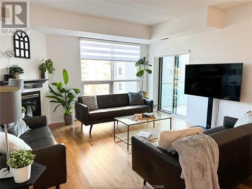 4789 Riverside Drive East Unit# 403, Windsor, ON - Indoor Photo Showing Living Room