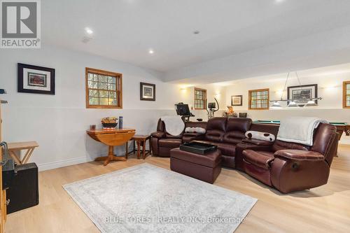 4396 Wellington Road 32, Cambridge, ON - Indoor Photo Showing Living Room