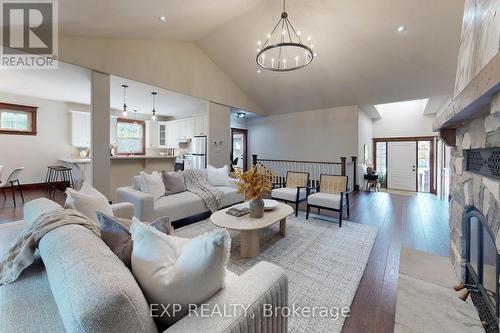 105 Stephens Street, Collingwood, ON - Indoor Photo Showing Living Room