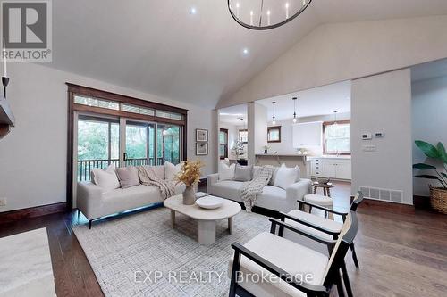 105 Stephens Street, Collingwood, ON - Indoor Photo Showing Living Room