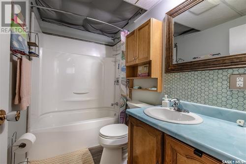 154 Coteau Street W, Moose Jaw, SK - Indoor Photo Showing Bathroom