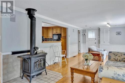 80 Laxton Twp 5Th Line, Kawartha Lakes (Kirkfield), ON - Indoor Photo Showing Living Room