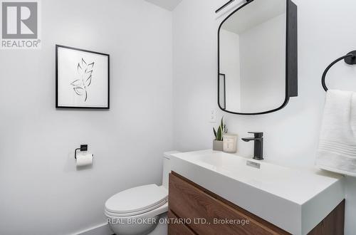 1601 - 3845 Lake Shore Boulevard W, Toronto, ON - Indoor Photo Showing Bathroom