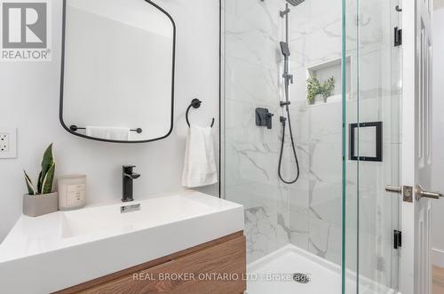 1601 - 3845 Lake Shore Boulevard W, Toronto, ON - Indoor Photo Showing Bathroom