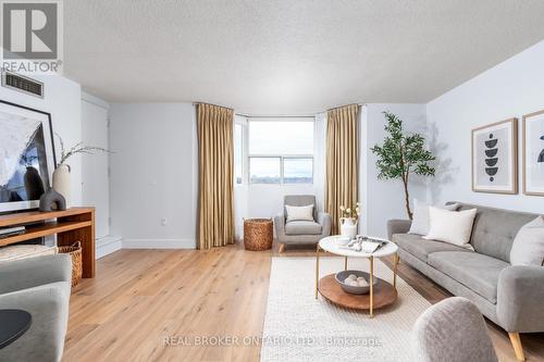 1601 - 3845 Lake Shore Boulevard W, Toronto, ON - Indoor Photo Showing Living Room