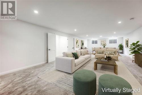 6751 Shaker Lane, Plympton-Wyoming, ON - Indoor Photo Showing Living Room