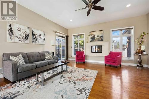 212 Washington Court, Sarnia, ON - Indoor Photo Showing Living Room