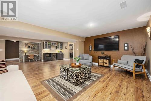 212 Washington Court, Sarnia, ON - Indoor Photo Showing Living Room